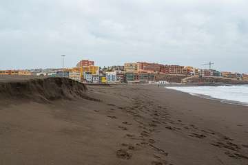 El fuerte oleaje rebana la arena de Melenara/Antonio Rico.